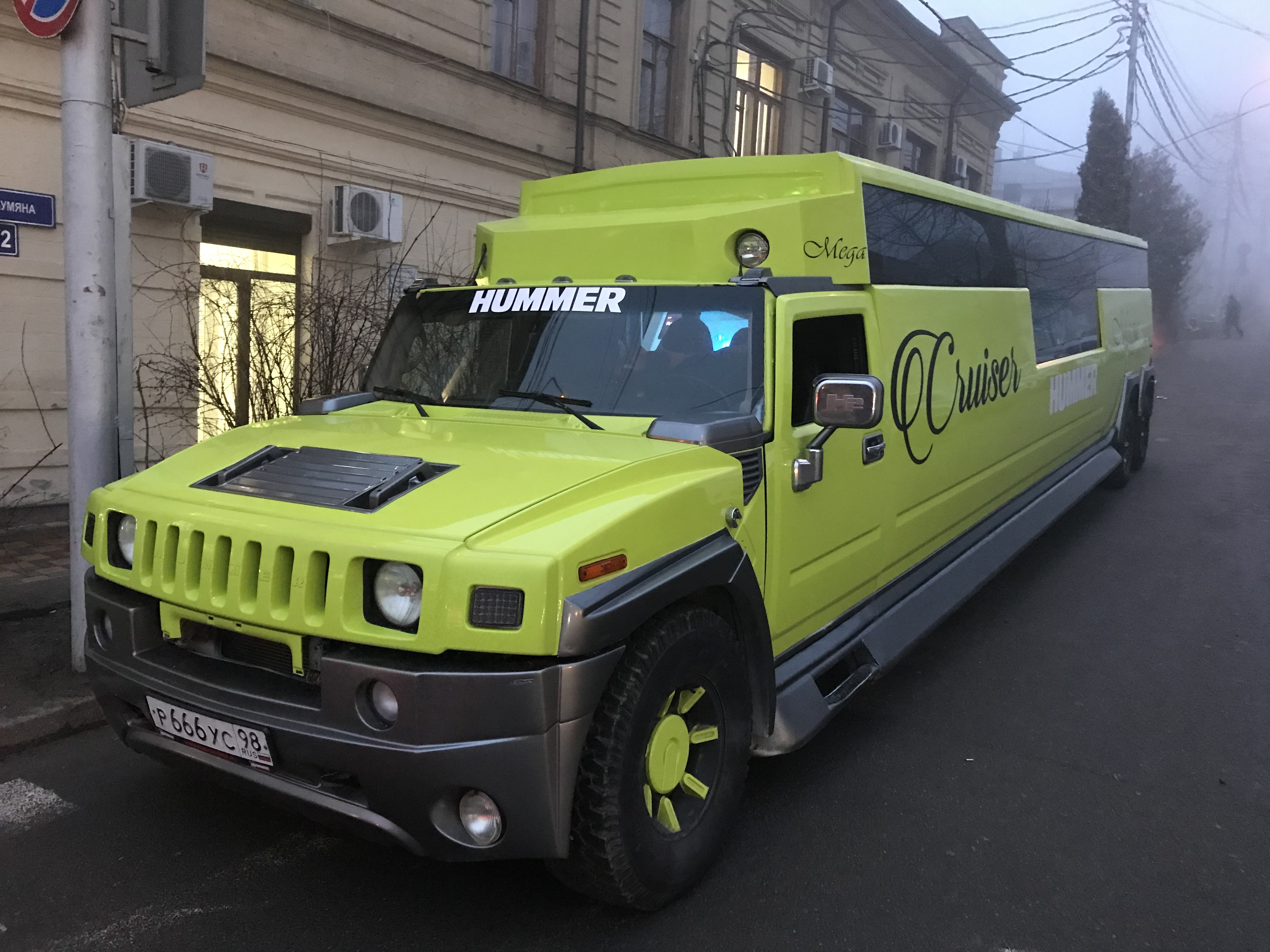 Аренда пати баса Hummer H2 в Донецке: пати бас на свадьбу по цене от 6500  рублей в час | REQCAR.COM